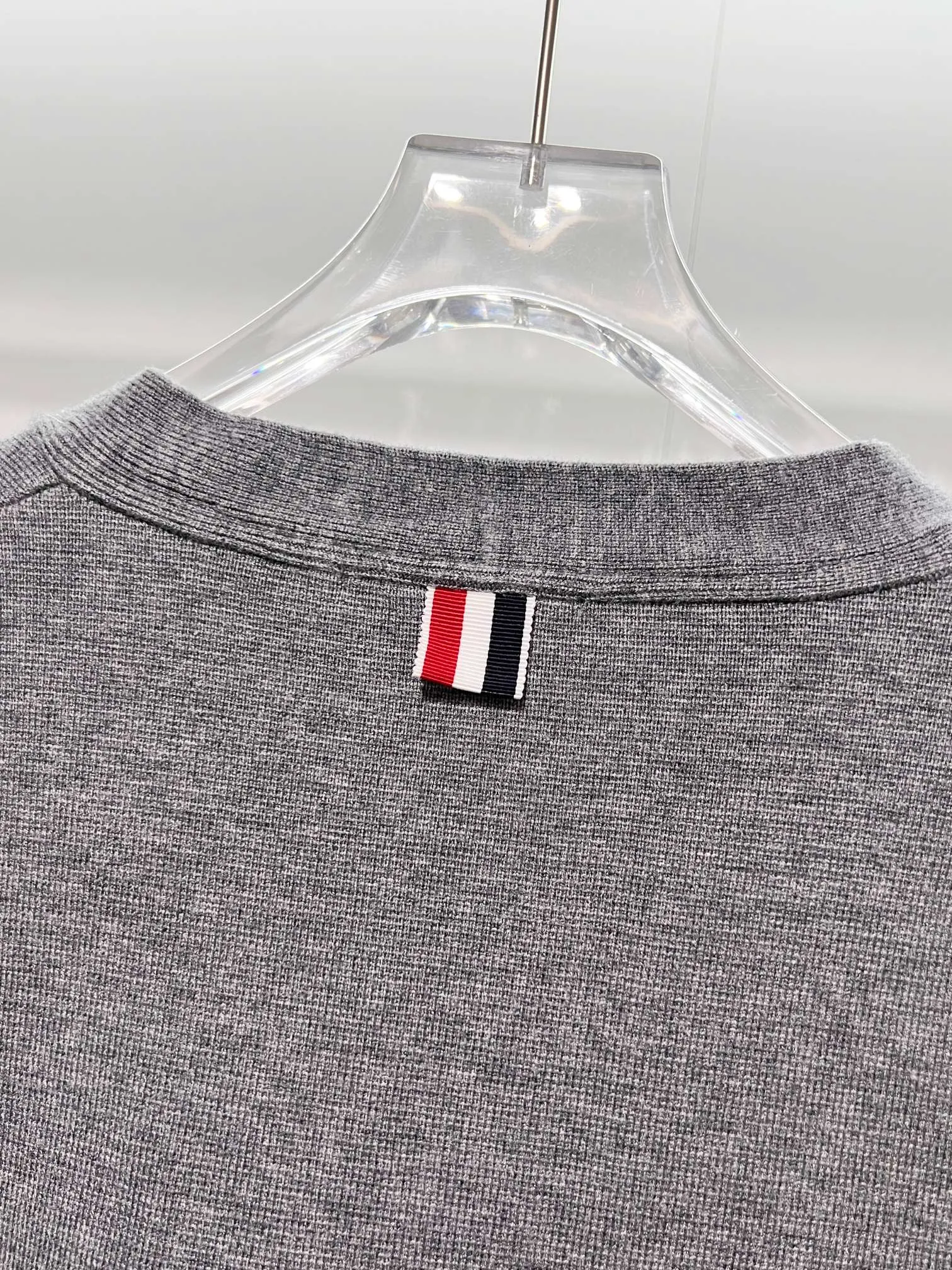Thom Browne ➡️ Classic V ， Retro Same Style 2025ss Versatile : White.Black.Gray. Size：M-2XL
